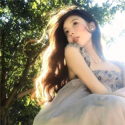 给小酒馆女子喝高杯酒